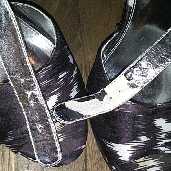 ***🎉Black and White Heels - Picture 5 of 8